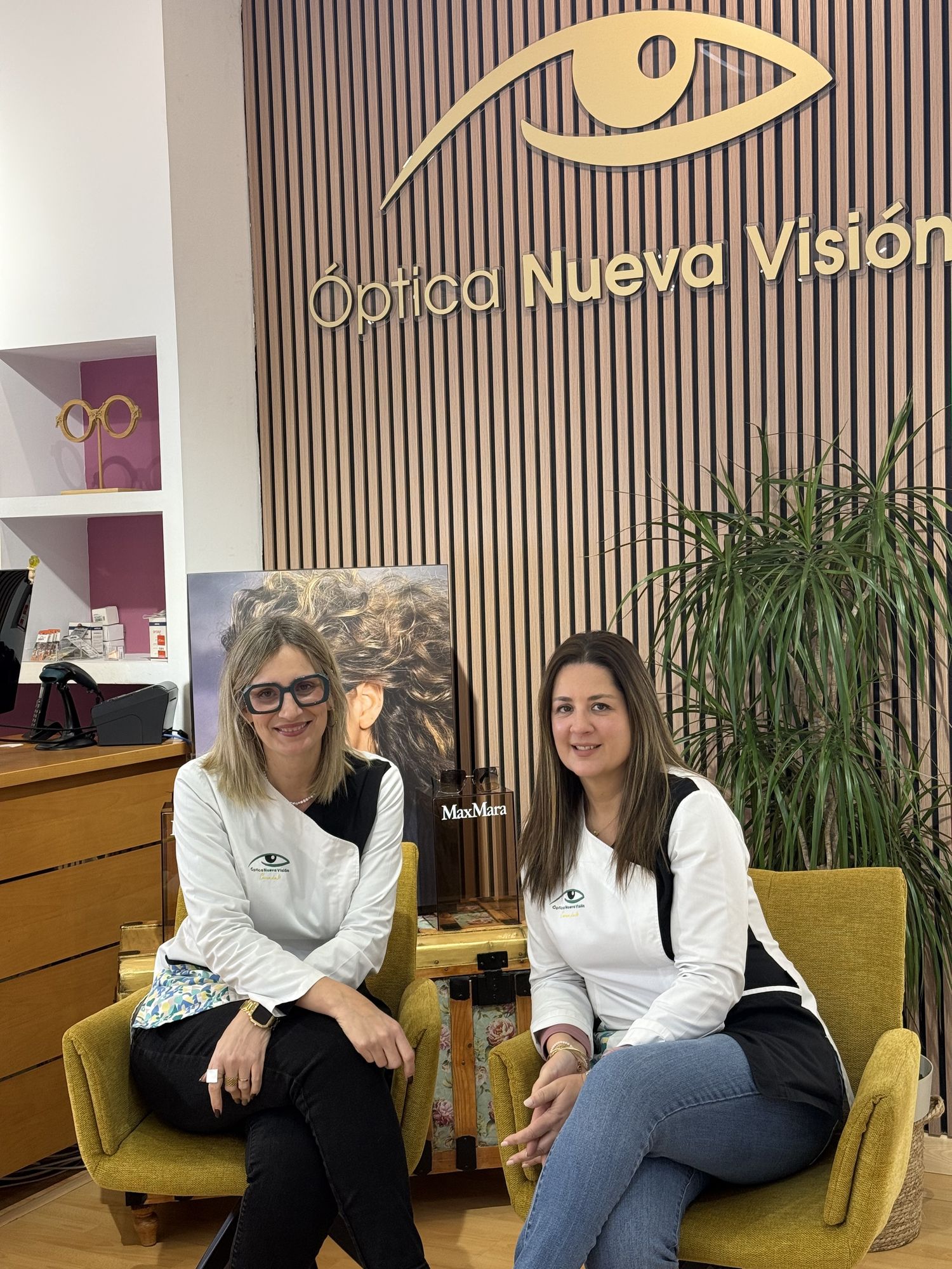 Rosa y María, ópticas de Nueva Visión, en la tienda de Archena