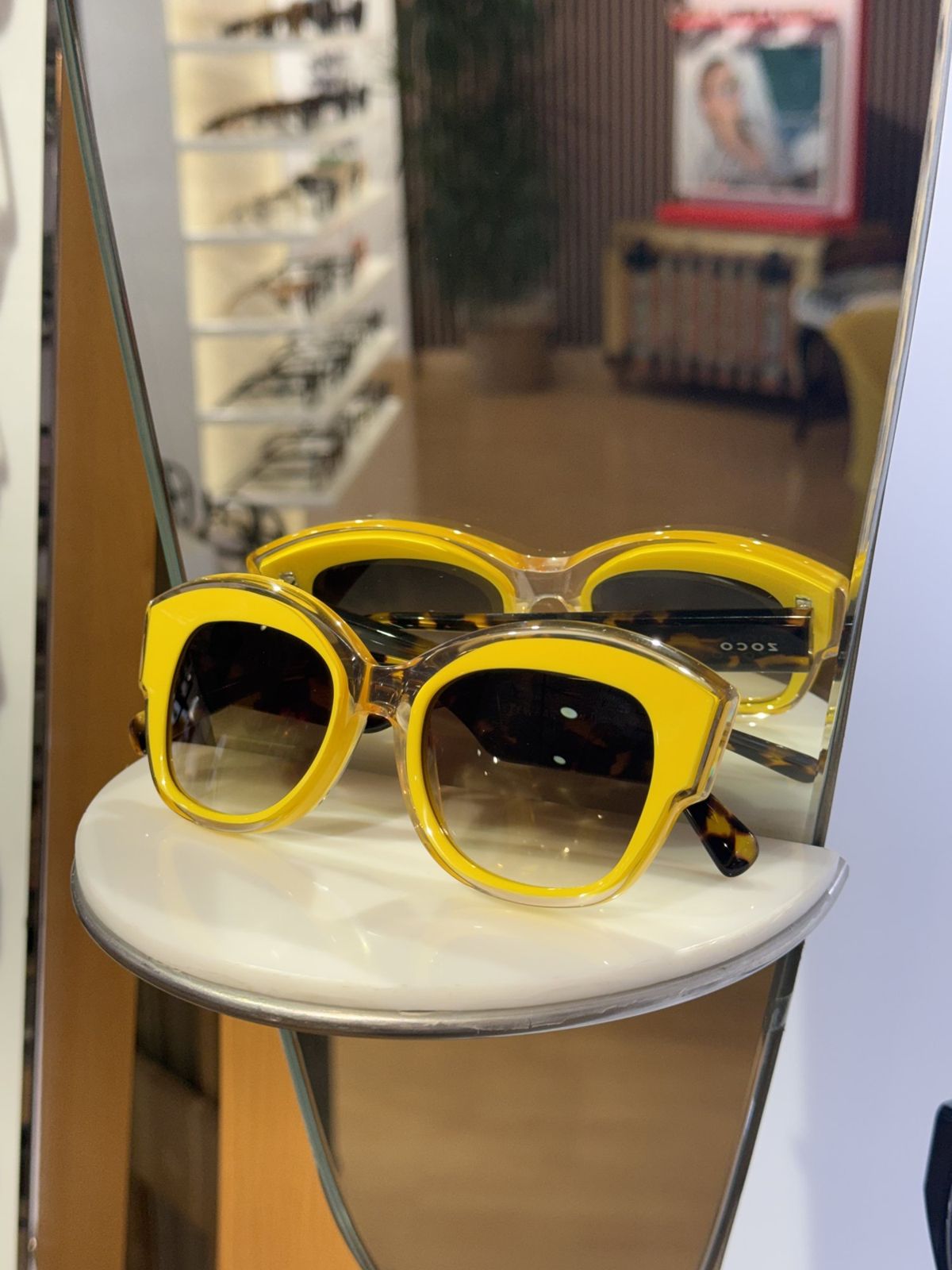 Gafas de sol de montura amarilla