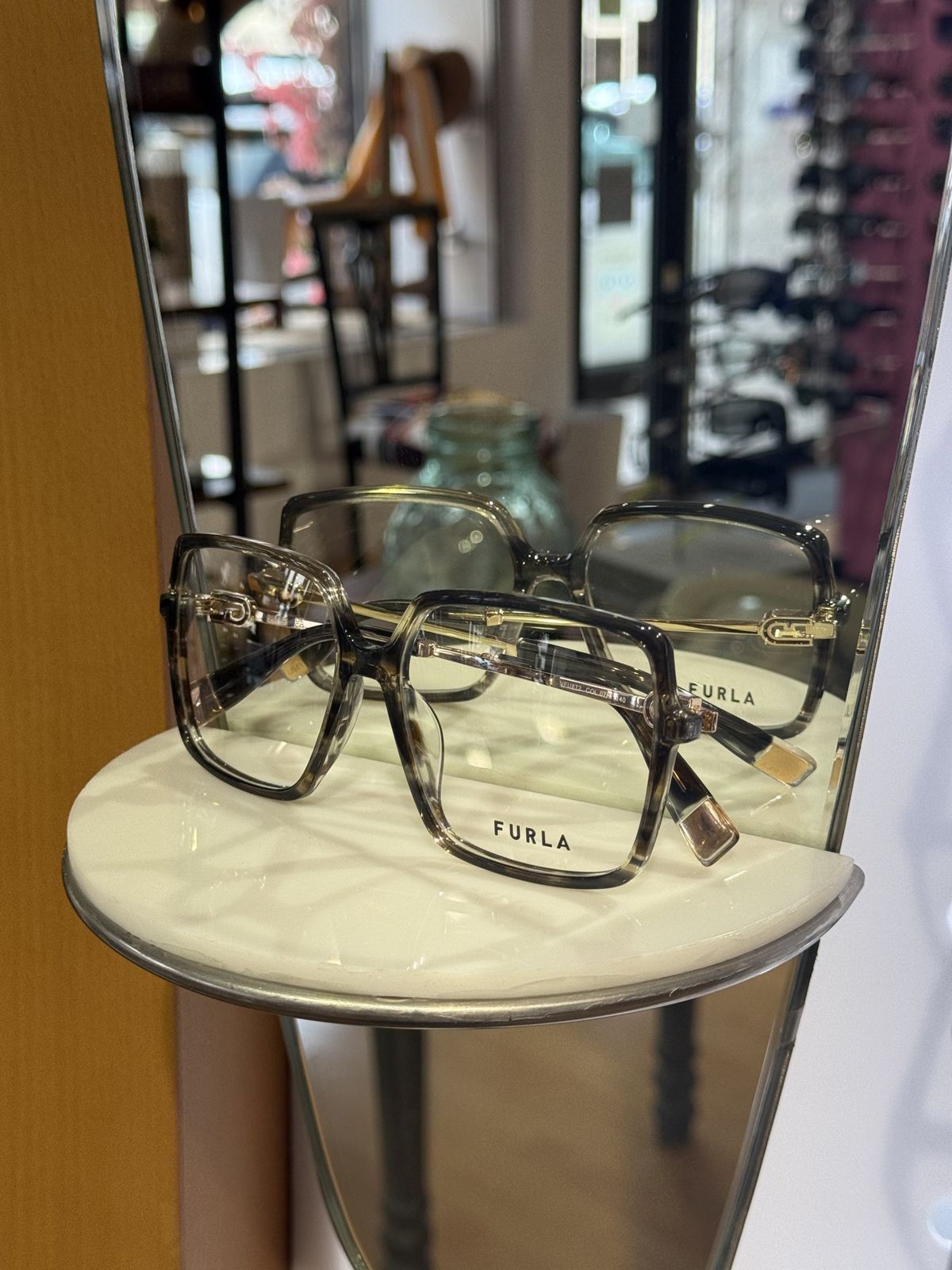 Gafas graduadas de carey sobre un expositor